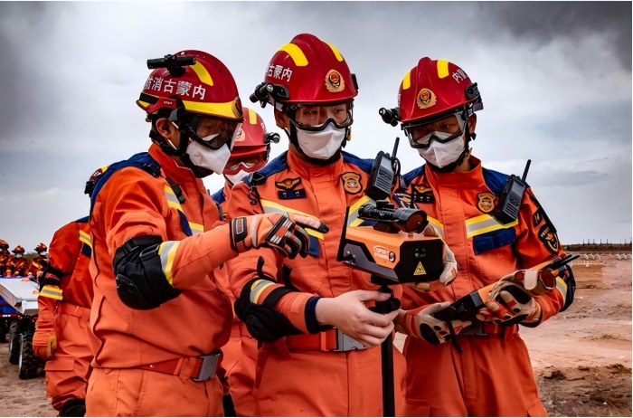 1757043430201363.jpg 內(nèi)蒙古消防開展“北疆藍(lán)光·2025”全區(qū)消防救援隊(duì)伍地震災(zāi)害救援實(shí)戰(zhàn)拉動(dòng)演練.jpg